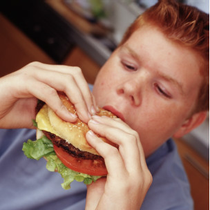 Mientras continúan aumentando las tasas de obesidad, la comunidad científica investiga si comer excesivamente puede considerarse una adicción.