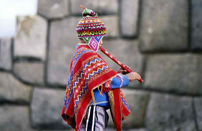 La indumentaria peruana esta llena de colorido; destaca el chullo, gorro con orejeras. // Foto: Especial.