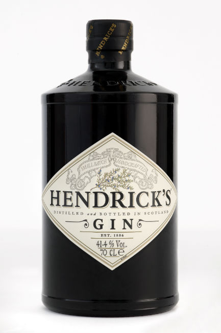 La botella de Hendrick's es negra y recuerda a las de las boticas victorianas,