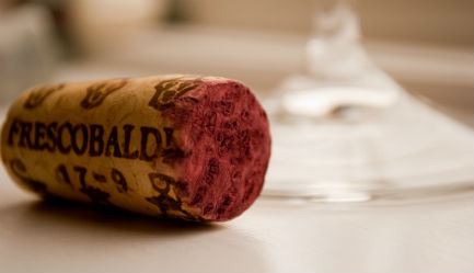 ¿Se huele el corcho para conocer la calidad del vino? Falso. // Foto: Especial