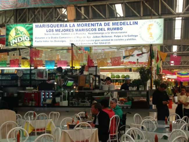 "La morenita de Medellín", la marisquería obligada para los que visitan el mercado. // Foto: Especial.