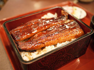 El unagi jûbako se sirve en una caja o plato hondo laqueado y es la forma más elegante de servir la anguila. // Foto: Especial.