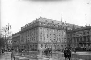 El hotel Adlon-Kempinski fue uno de los más lujosos de su época, aquí una imagen de los años 20. // Foto: Especial.