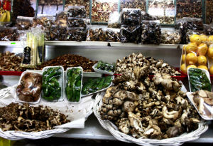 También en los mercados puedes encontrar una gran variedad de hongos de temporada. // Foto: Deni Álvarez (@deniletus)