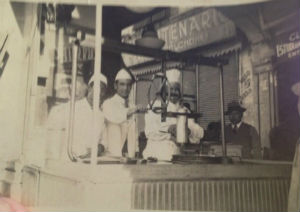 Francisco, el fundador, en cuando El Moro era sólo un carrito en el Zócalo en 1933. // Foto: Cortesía.