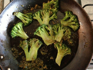 Sazona el brócoli con el pesto. // Foto: Animal Gourmet.
