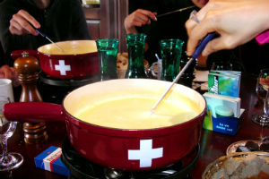 Al tradicional fondue suizo se le agregan unas gotitas de kirsch, el licor alemán. // Foto: Especial.