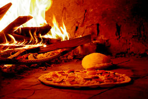 Las pizzas a la leña son una de las especialidades de este acogedor lugar. // Foto: Especial. 