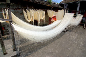 Los fideos chinos son tan largos que deben colgarse entre dos postes para secarlos. // Foto: Especial.