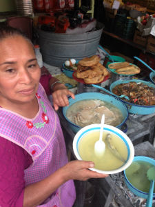 El plato de ajolotada, con una pieza de carne, cuesta 70 pesos. // Foto: Lalo Plascencia.