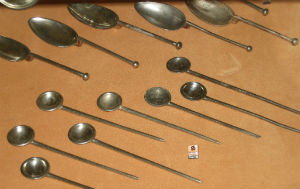 Cucharas de metal halladas en Pompeya que datan del siglo I. // Foto: Especial.