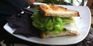 El sándwich de jamón de pavo y queso suizo comenzó la historia. // Foto: 300sandwiches.com