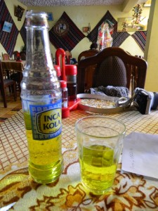 En ninguna mesa peruana puede faltar la Inca-Kola, el refresco más vendido en el país. // Foto: Mónica Ocampo.