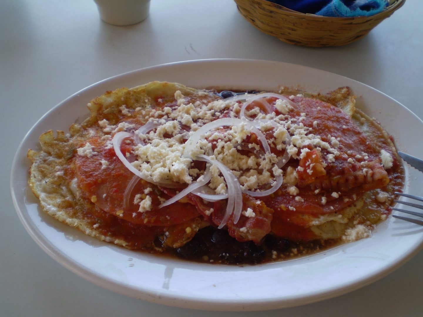 Receta de huevos motuleños, un desayuno clásico yucateco