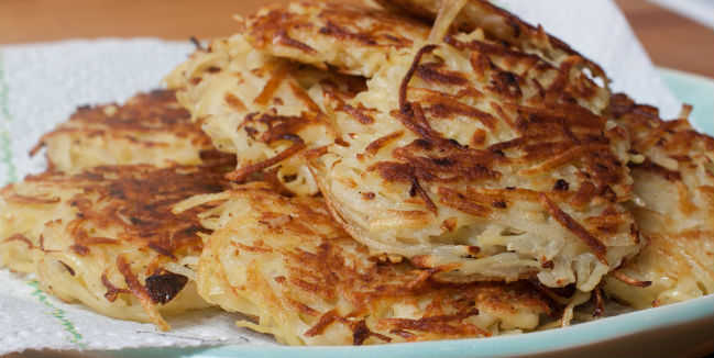 Los latkes, de papa o de manzana, son unos de los alimentos tradicionales en Janucá. // Foto: Especial.