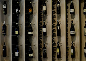 Envinarte ofrece los vinos artesanales de productoras en los anaqueles de marché Dumas. // Foto: Animal Gourmet.