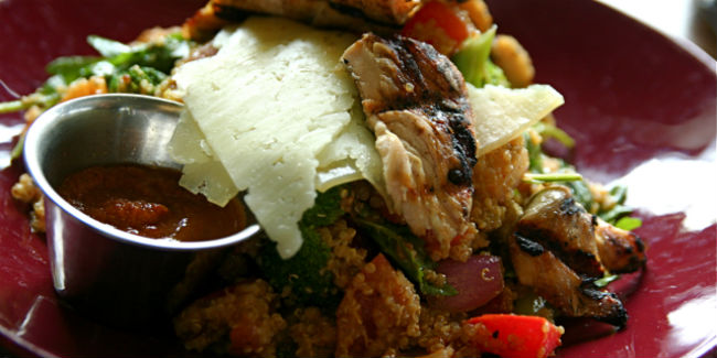 La quinoa se puede preparar de mil formas y acompañar carnes o, incluso, sustituirlas. // Foto: Especial.