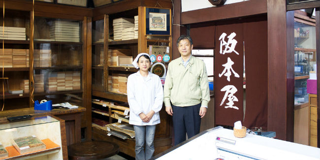 El encargado de la tienda, el señor Uchida, y una empleada en la tienda Sakamoto. // Foto: Monserrat Loyde (@lamonse)