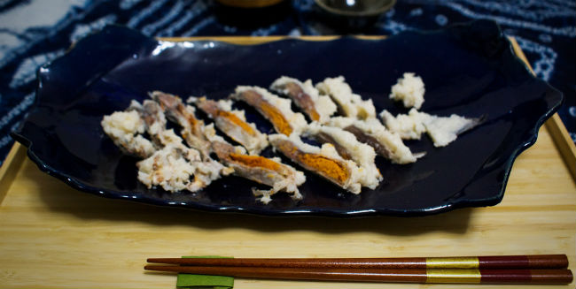 Para comerse, el pescado funas se acompaña con sake. // Foto: Monserrat Loyde (@lamonse)