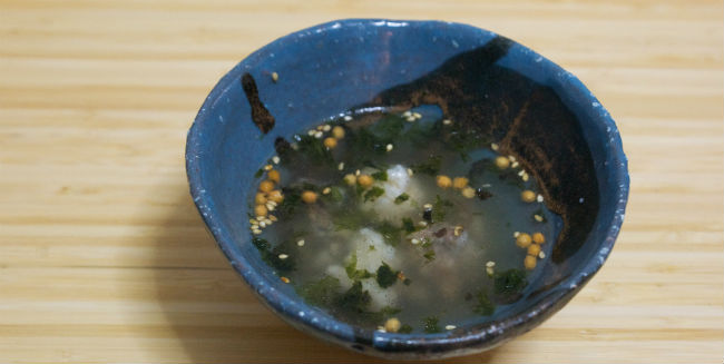 El arroz fermentado que rodea al pescado funa se puede hacer caldo de té caliente con algas o verduras. // Foto: Monserrat Loyde (@lamonse)