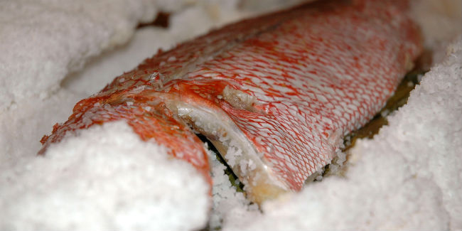     Cualquier pescado puede ser cocinado en sal pero recuerda: debe estar limpio y bien cubierto de sal. // Foto: Especial.