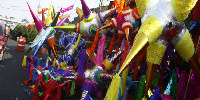 Tradicionalmente las piñatas representan los pecados capitales, pero su origen es debatible. // Foto: Cuartoscuro.