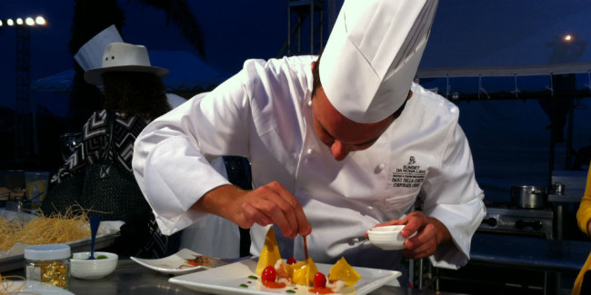 El chef Paolo Della Corte da los últimos toques a un platillo del menú VIP. // Foto: Animal Gourmet.