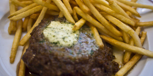 El 'steak frites' compite con las hambuguesas, un pariente con pan y otros adornos. // Foto: Animal Gourmet.