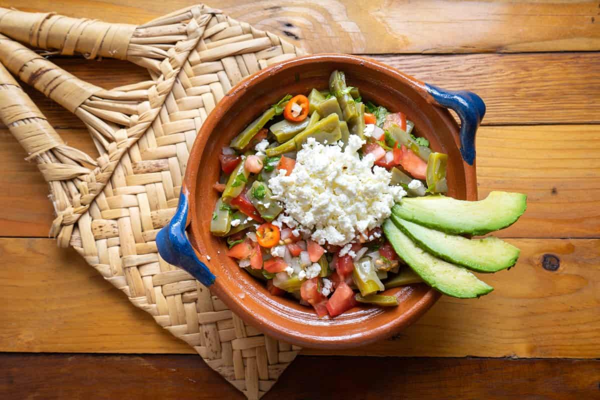 Cazuela de ensalada de nopales a la mexicana