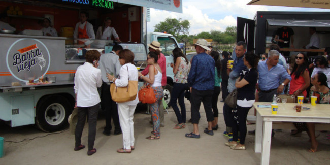 Reúna food trucks y stands de productores en el mismo lugar para darle opciones a los asistentes. ¡Que nadie se quede sin comer! // Foto: Alejandro Escalante.