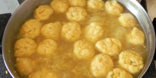 La sopa de la cena de Pesaj está hecha con bolitas de mátza en caldo de pollo. // Foto: Especial.