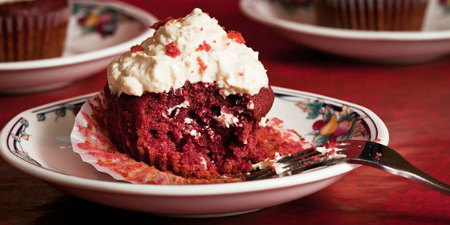 ¿Cómo logran el color rojo intenso de este pastelillo? Con concentrado de betabel. // Foto: Especial.