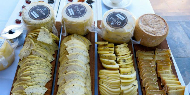 Cada tipo de queso requiere un cuidado especial y el afinador es quein lo brinda. // Foto: La cava de quesos de don Marcelo (Facebook)