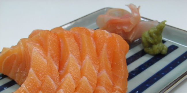 El tono anaranjado del salmón se debe a una combinación de fatores genéticos y alimenticios.