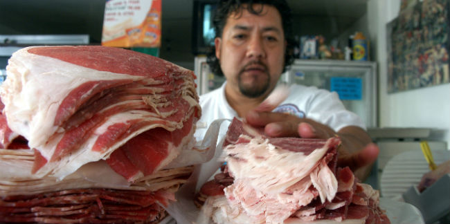 "De la cabeza a la bola, todo es bistec de bola", un dicho sobre las habilidades del carnicero mexicano. // Foto: Cuartoscuro.