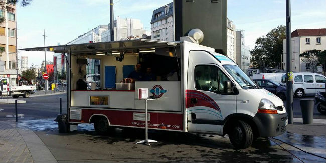 'Le camion qui fume' se puede considerar el primero de una invasión de food trucks en París. // Foto: Le camion qui fume (Facebook).