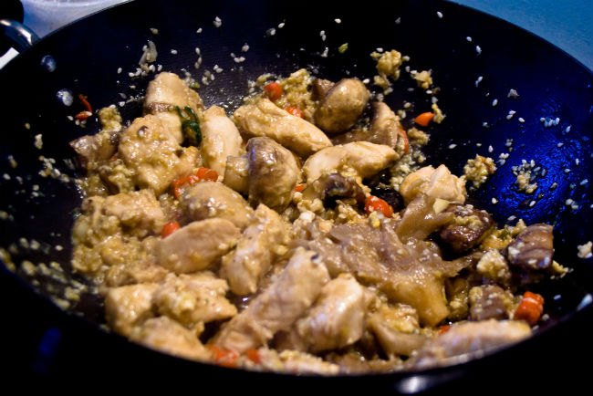 Al cocinar en wok, los ingredientes conservan sus texturas y nutrientes, por lo que es más sano. // Foto: Especial.