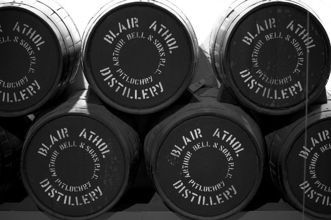 Por ley, el whisky escocés debe añejarse como mínimo tres años en barricas de roble y tienen que ser de segundo uso. // Foto: Especial.