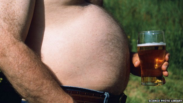 Beber demasiado alcohol puede contribuir a la obesidad.
