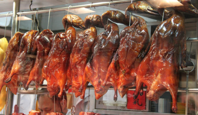El ganso asado es una de las delicias que puedes encontrar en las calles de Hong Kong. // Foto: Richard Allaway (Creative Commons).