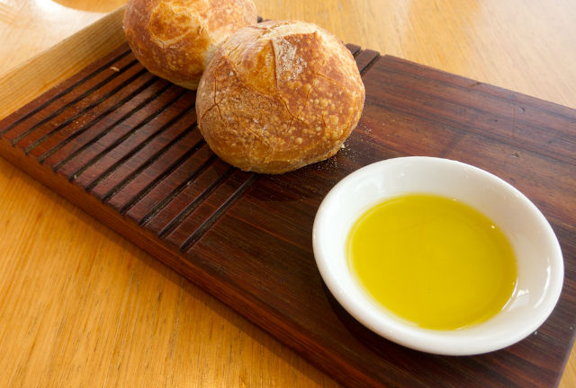 El aceite de oliva es uno de los grandes ingredientes de la cocina mediterránea y es conocido por su alto contenido de grasas saludables. // Foto: Creative Commons.