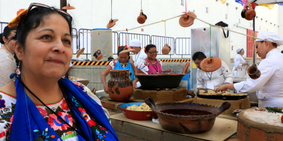 Soledad Gómez Atzin imparte clases de cocina tradicional en Papantla, Veracruz. // Foto: Deni Álvarez (@deniletus).