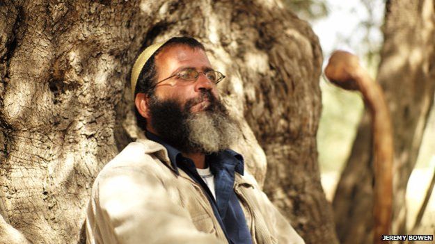  El olivo en el que se apoya Salah Abu Ali puede tener 4.000 años. // Foto: Jeremy Bowen.