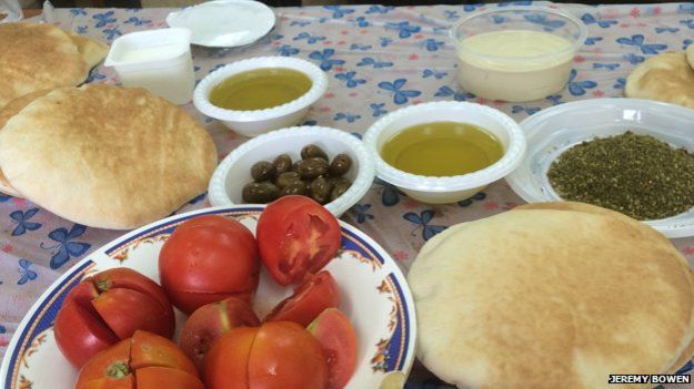  El aceite y las olivas son elementos centrales en la dieta de Medio Oriente. // Foto: Jeremy Bowen.
