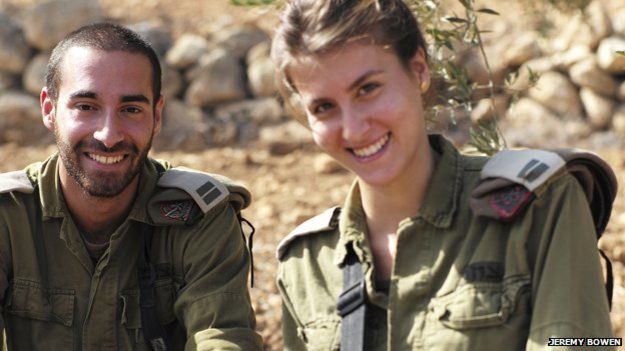 El objetivo de Or Maliki y Yam Matir, ambos soldados israelíes, es tratar de mantener la paz entre ambos bandos. // Foto: Jeremy Bowen.