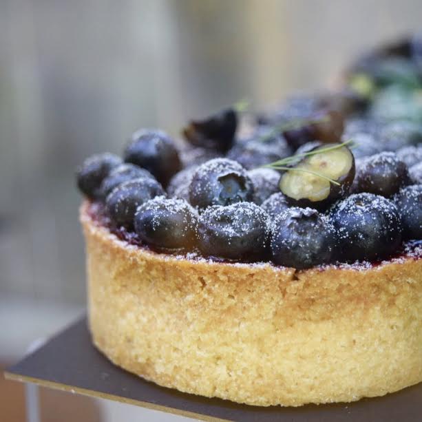 Tartaleta de sablé, cremoso de queso y limón, jalea de blueberry y frutos del bosque. // Foto: @Mayra_Zepeda