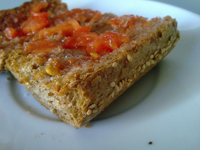 No puede existir pan de tomate sin aceite de olivo. O sí, pero qué cosa sería... // Foto: Lablascovegmenu (Creative Commons).
