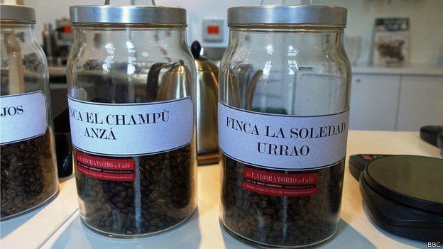  El proceso de preparación en el Laboratorio del Café comienza con pesar los granos como suma precisión, luego los muelen sin que queden muy finos, y posteriormente los filtran. // Foto: BBC Mundo.