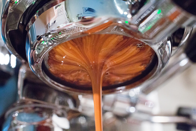 La "crema" del café es una espuma de burbujas finas por el hidróxido