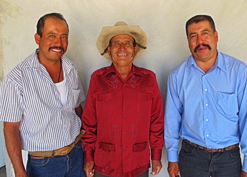 Desde hace tres generaciones, la familia Lucas de Miahuatlán, Oaxaca, se dedica a la producción artesanal de mezcal con agaves de su propio terreno. // Foto: Cortesía Viejo Indecente